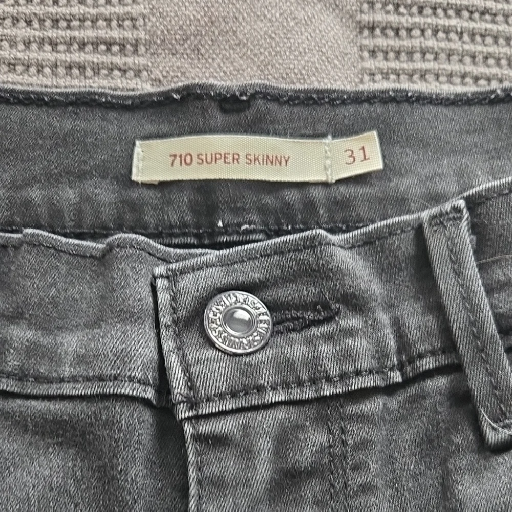 Levi's Charcoal Women's Skinny Jeans - Picture 2 of 12